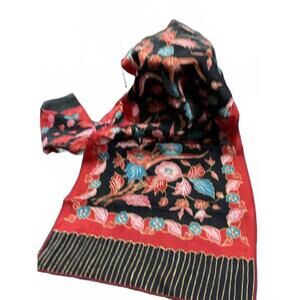Beautiful Floral Patterned Silk Scarf with Vibrant Colors